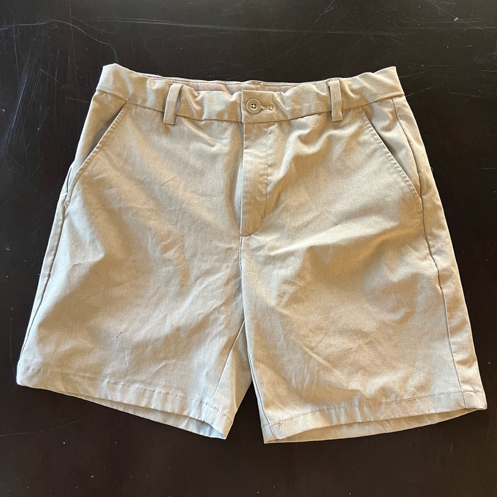 Vineyard Vines Boys Performance shorts, khaki sz 18